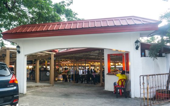 The iconic white arch of the Larsian food park near Fuente Osmeña